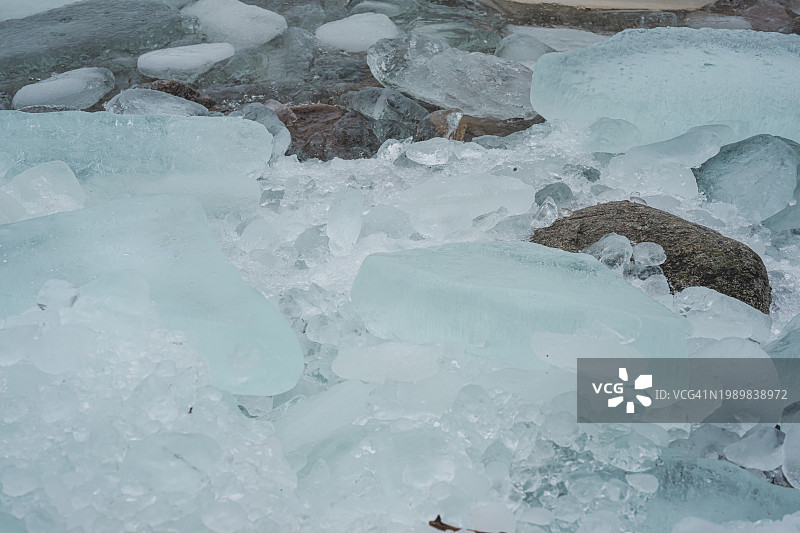 瑞典韦特恩湖岸边的冰卵石图片素材
