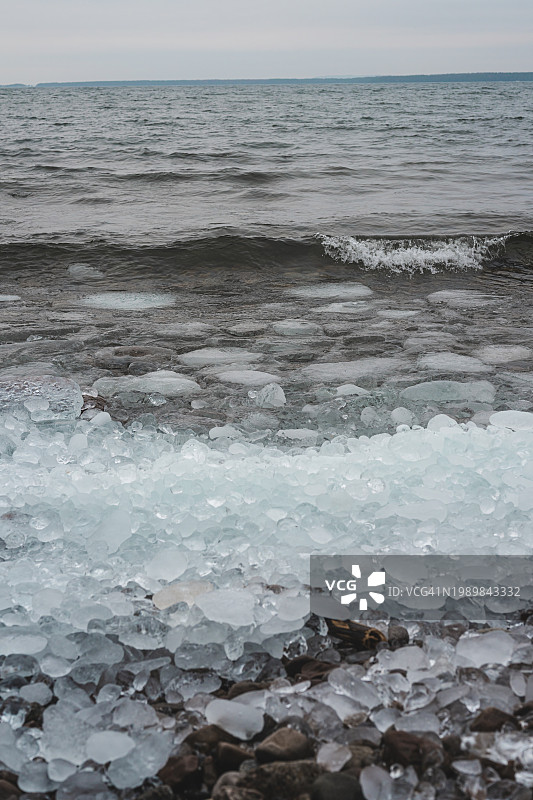 瑞典韦特恩湖岸边的冰卵石图片素材