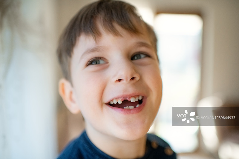 露出乳牙缝隙的可爱小男孩图片素材