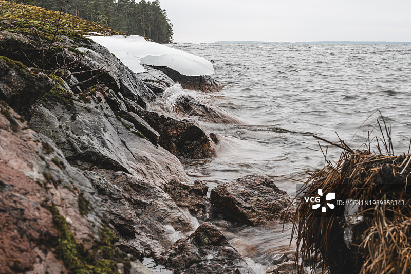 瑞典韦特恩湖岸边的寒冷的一天图片素材