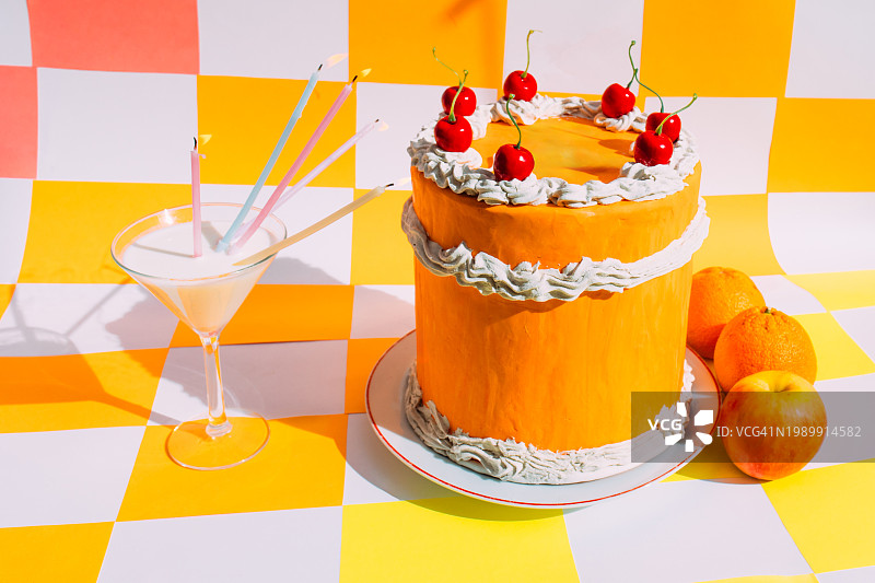 橙色生日蛋糕、奶昔和蜡烛俯视图图片素材