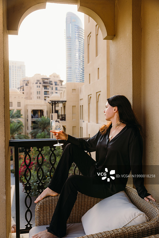女人在露台欣赏迪拜日落图片素材