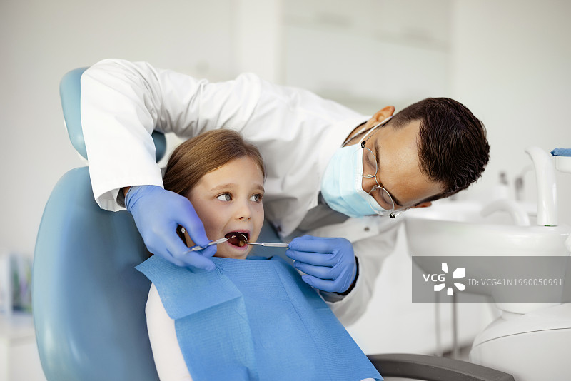 牙医诊所的轻柔护理图片素材