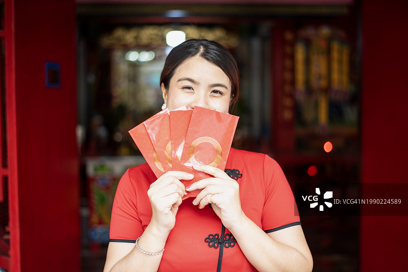 红包：一种装纸币或钱的红色信封，常用于在各种吉日互赠图片素材