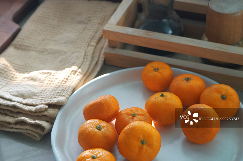 窗边白盘子里的橙子图片素材