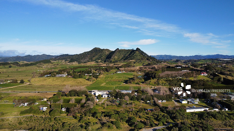 风景优美的景观和山脉对着天空图片素材