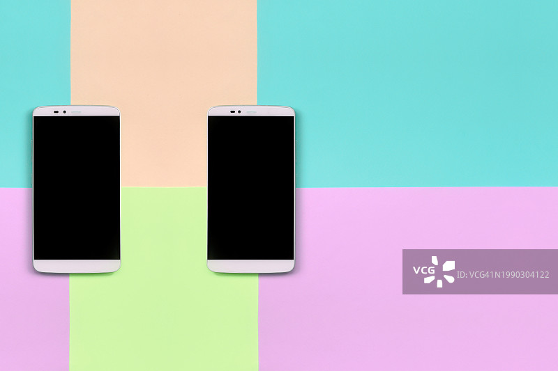 彩色背景上智能手机的俯视图图片素材