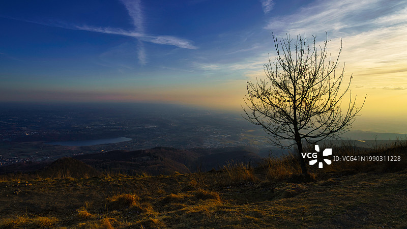 意大利科莫阿尔巴维拉蒙特博莱托内大街日落景观图片素材