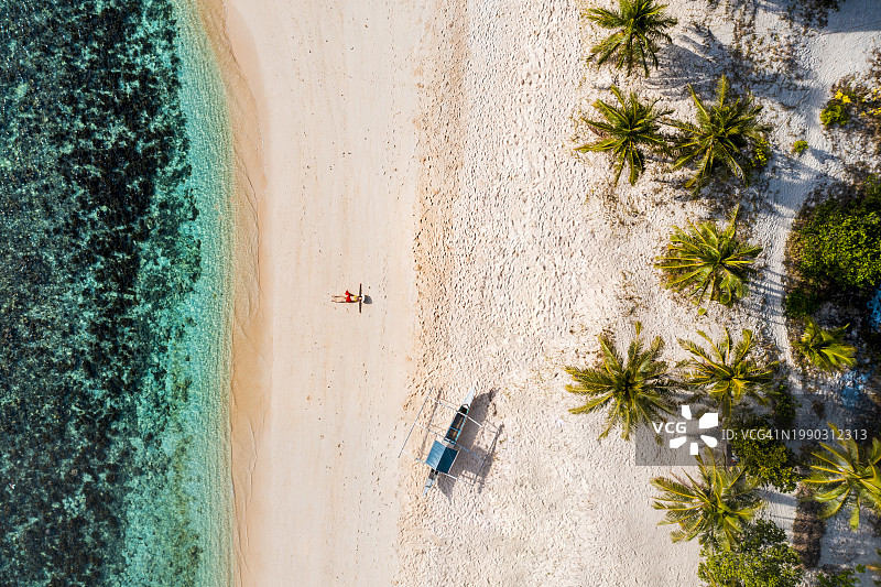 菲律宾巴拉望海滩上快乐的人的航拍景色图片素材