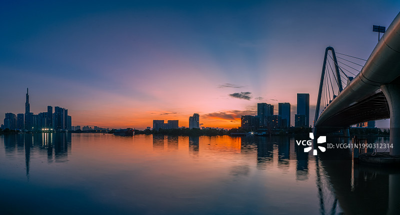 日落时分河边建筑的剪影图片素材