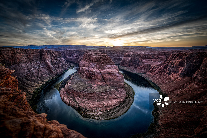 美国亚利桑那州佩吉市，马蹄湾在多云天空下的高角度视图图片素材