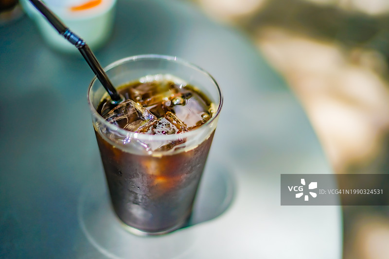 桌子上杯子里的饮料特写图片素材