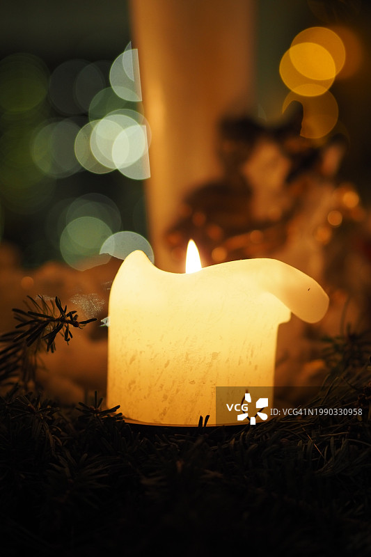 桌上点燃的蜡烛特写，德国下萨克森州萨尔茨吉特图片素材