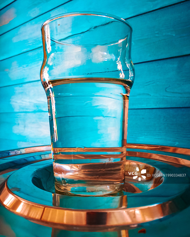 桌子上杯子里的饮料特写图片素材