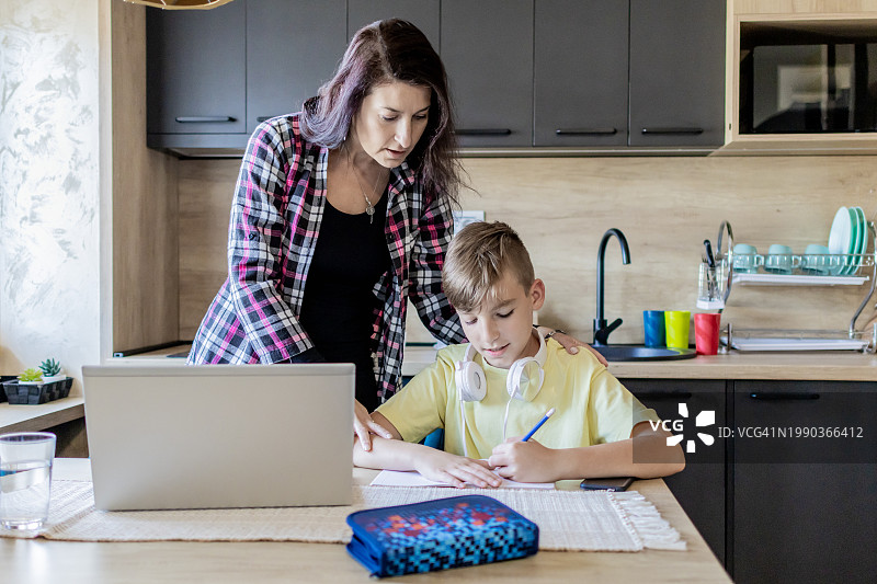 在家自学和自由职业：母亲工作，孩子学习图片素材