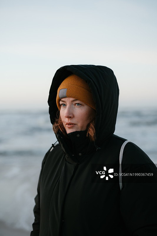 在日落时放松享受的女人图片素材