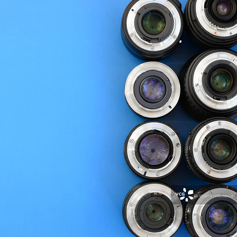 蓝色背景上的镜头高角度视图图片素材