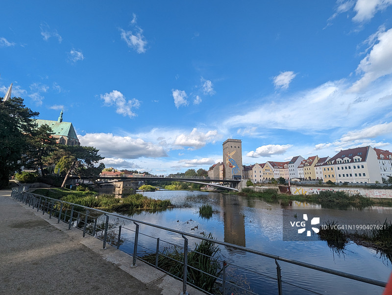 多云天空下的河边建筑景观图片素材