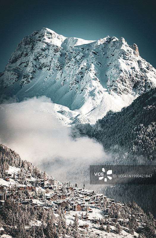 瑞士沙莱雪山航拍图片素材