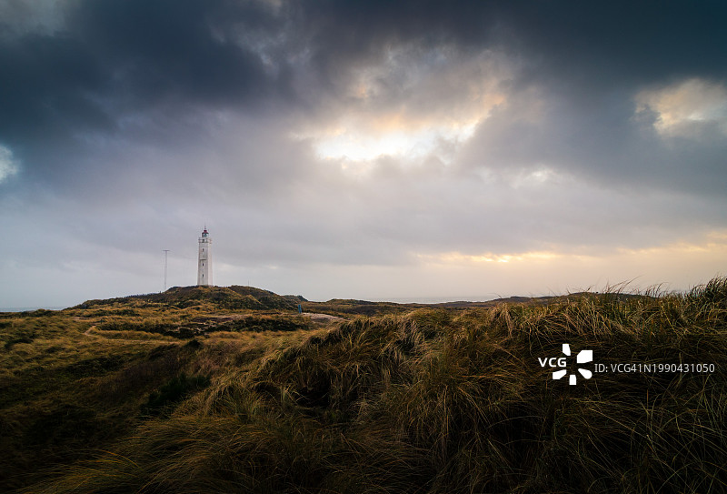 陆地对着天空的风景图片素材