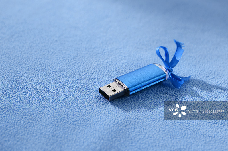 织物上的USB存储棒（近景特写）图片素材