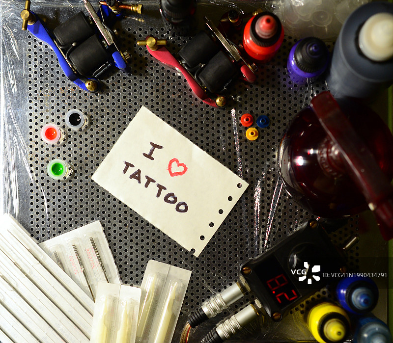 餐桌上圣诞装饰品的高角度视图图片素材