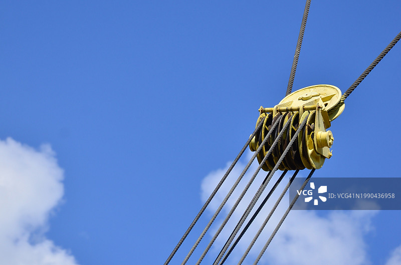 蓝天下悬挂绳索的低角度视图图片素材