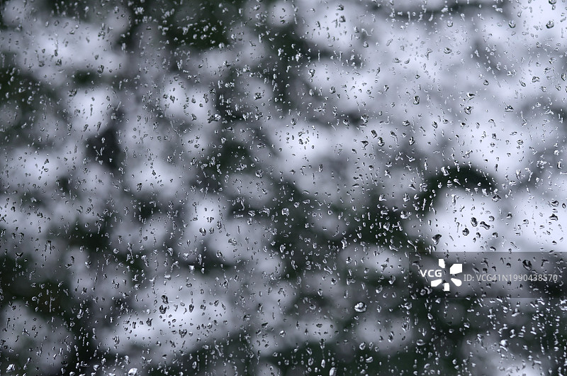 雨季湿窗户全画幅照片图片素材