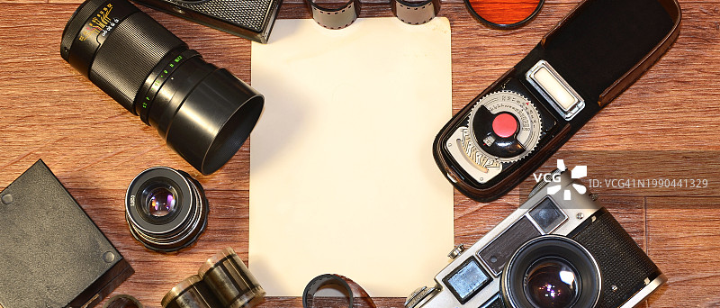 俯视拍摄的桌上相机与照片图片素材