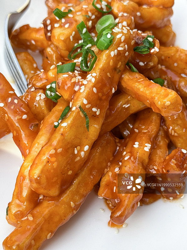 炸薯条全画幅图像，配辣椒蜂蜜和葱花图片素材