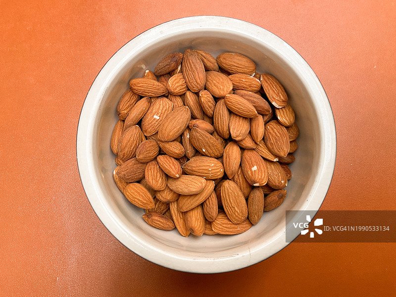 桌子上碗中杏仁的俯视照片图片素材