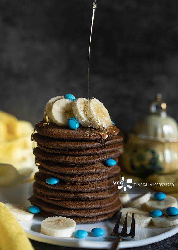 桌子上纸杯蛋糕的特写图片素材