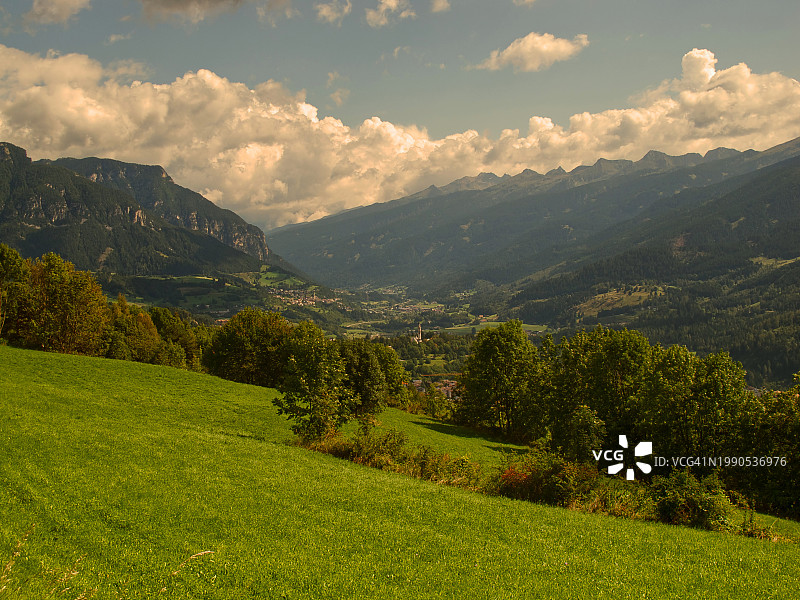 意大利卡瓦莱塞田野风光图片素材