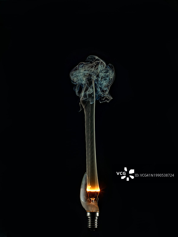 黑色背景下的灯泡特写图片素材