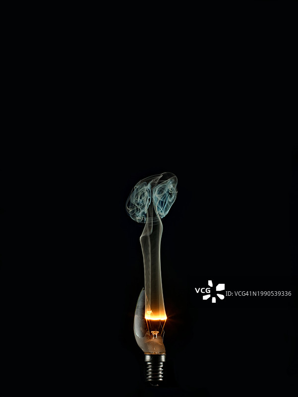 黑色背景下的灯泡特写图片素材