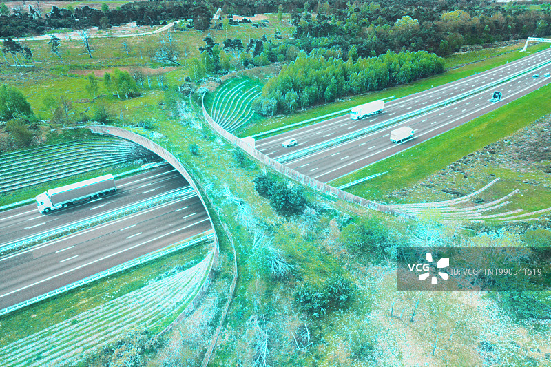 扫描穿过高速公路的绿色走廊的3D渲染模拟图片素材