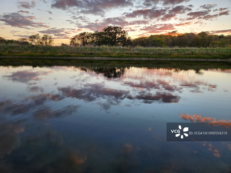 爱荷华州日落时分的湖泊景色，美国图片素材