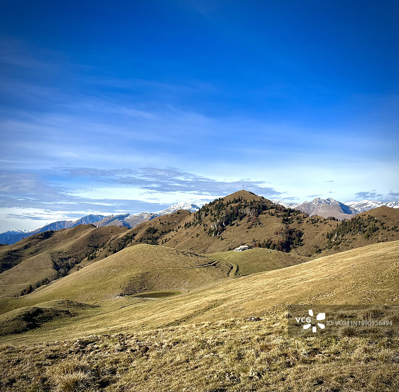 意大利伦巴第甘迪诺的蓝天景观图片素材