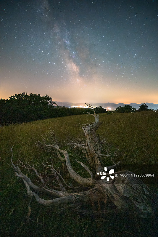 夜晚田野对着天空的风景图片素材
