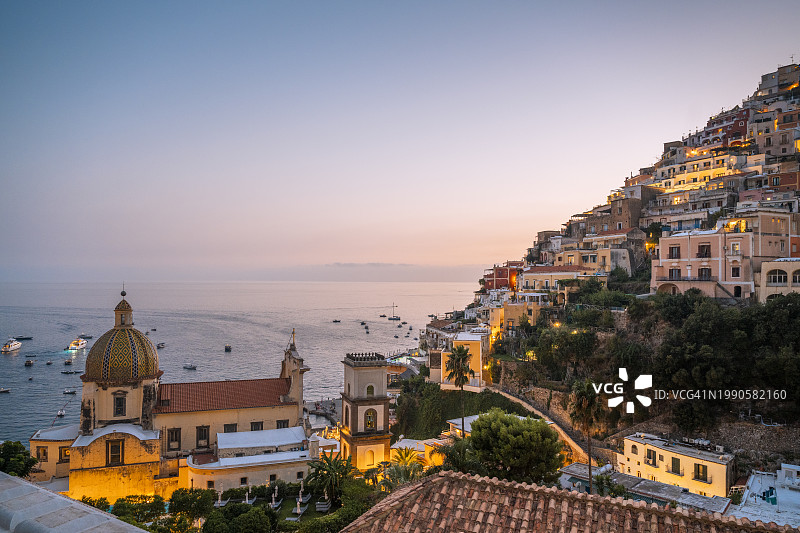 意大利阿马尔菲海岸黄昏时的波西塔诺图片素材