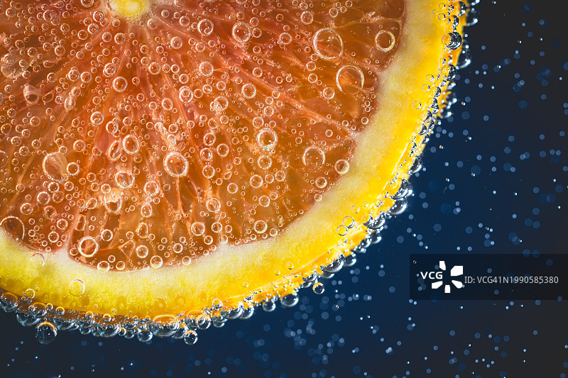 玻璃杯中橙子切片特写图片素材