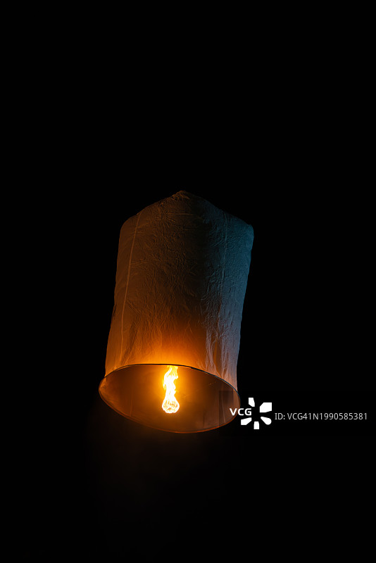 黑色背景下的纸灯笼特写图片素材