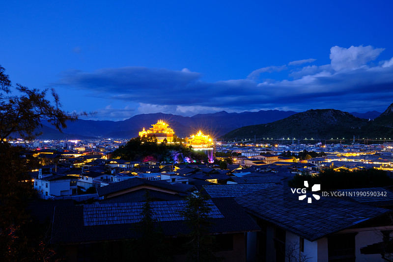 夜间灯光建筑高角度视图图片素材