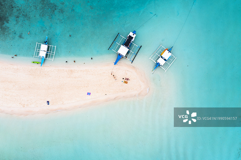 热带岛屿海滩上的人们和螃蟹船航拍图片素材