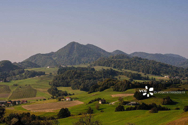 晴空映衬下的农田美景图片素材