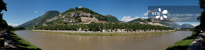 湖和山的全景对着天空图片素材