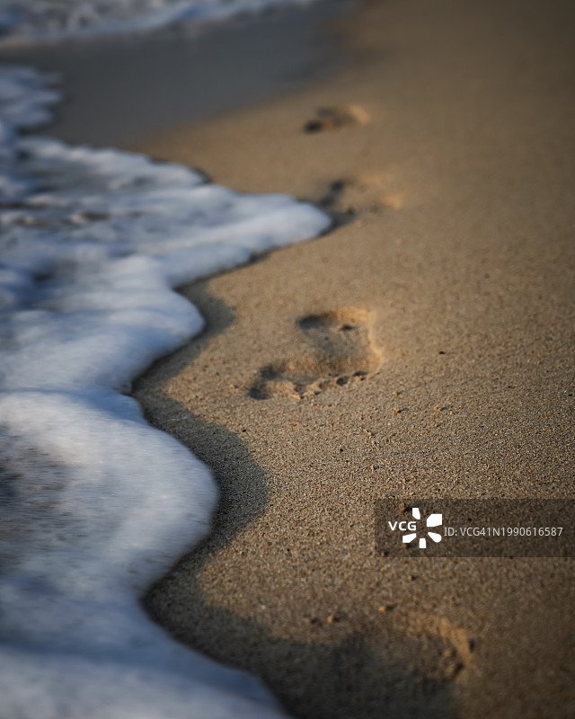 沙滩上沙滩足迹的高角度视图图片素材