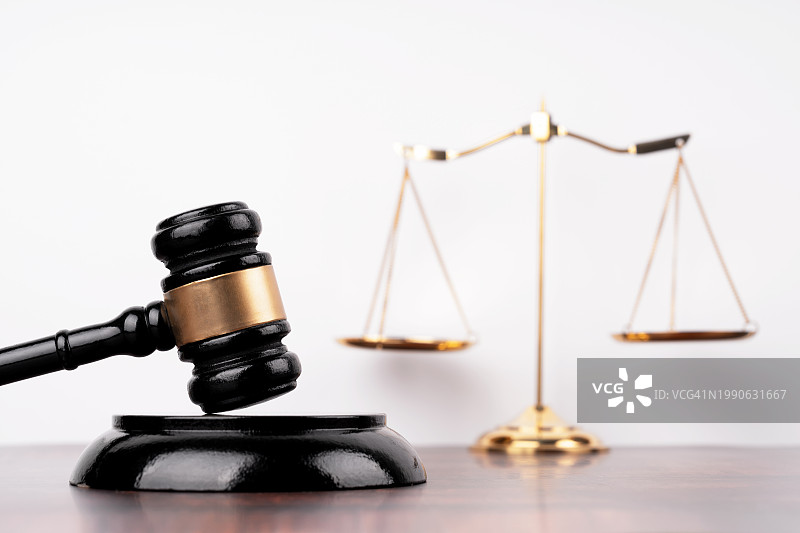 法槌和正义天平图片素材