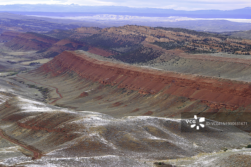 覆盖白雪的红色峡谷俯瞰图片素材