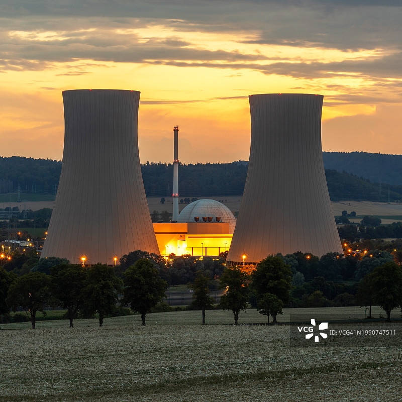 日落时分的核电站穹顶和冷却塔图片素材